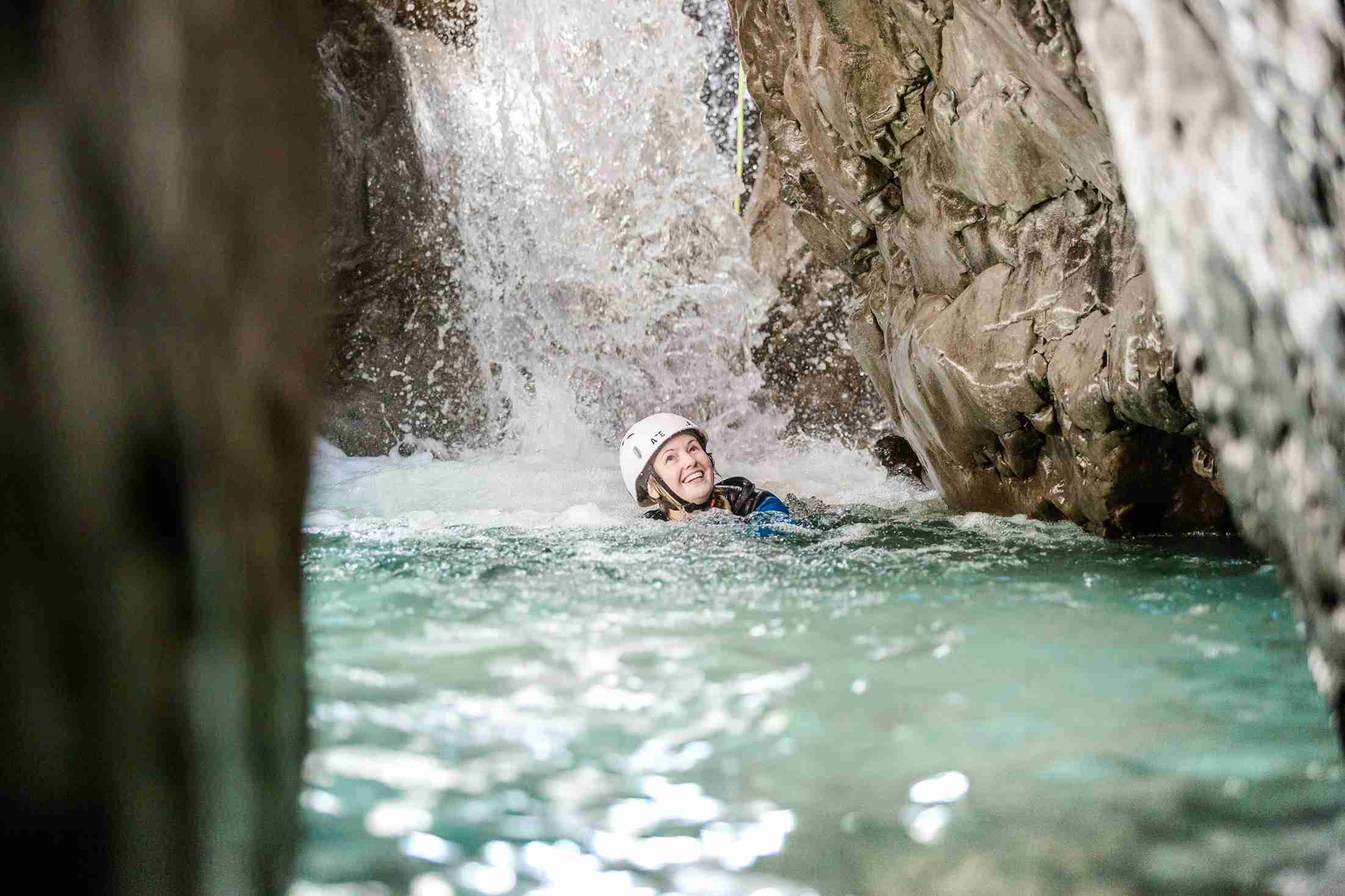 Canyoning in Lofer im Base Camp – Schwimmen durch die Felsenschlucht mit Wasser, Natur, Action und Sicherheit
